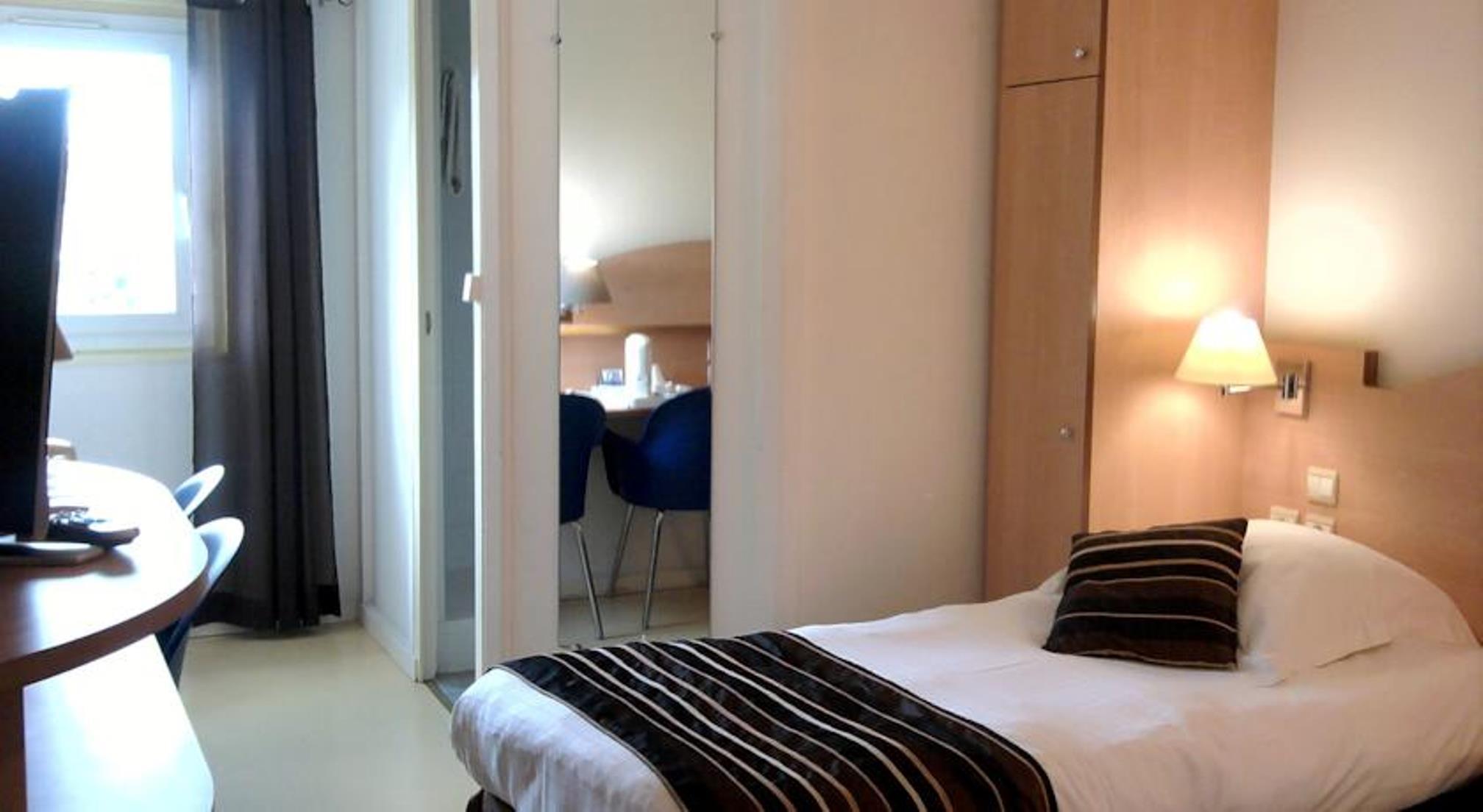 Logis Angers Sud Hotel Buitenkant foto