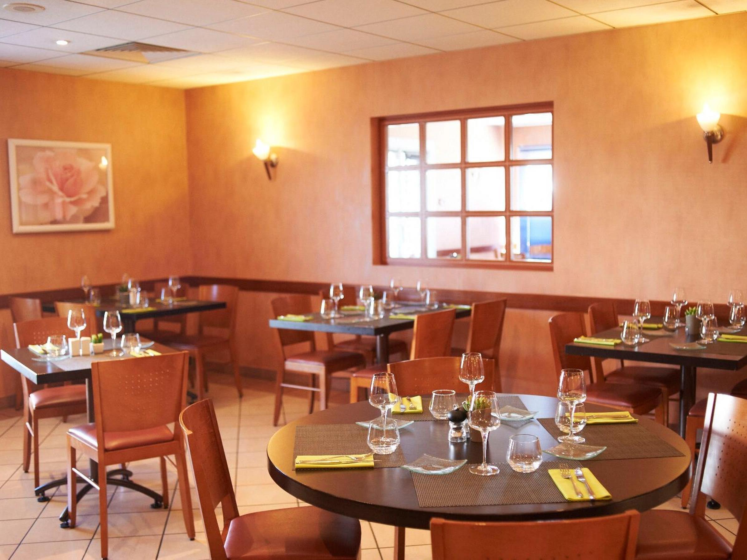 Logis Angers Sud Hotel Buitenkant foto