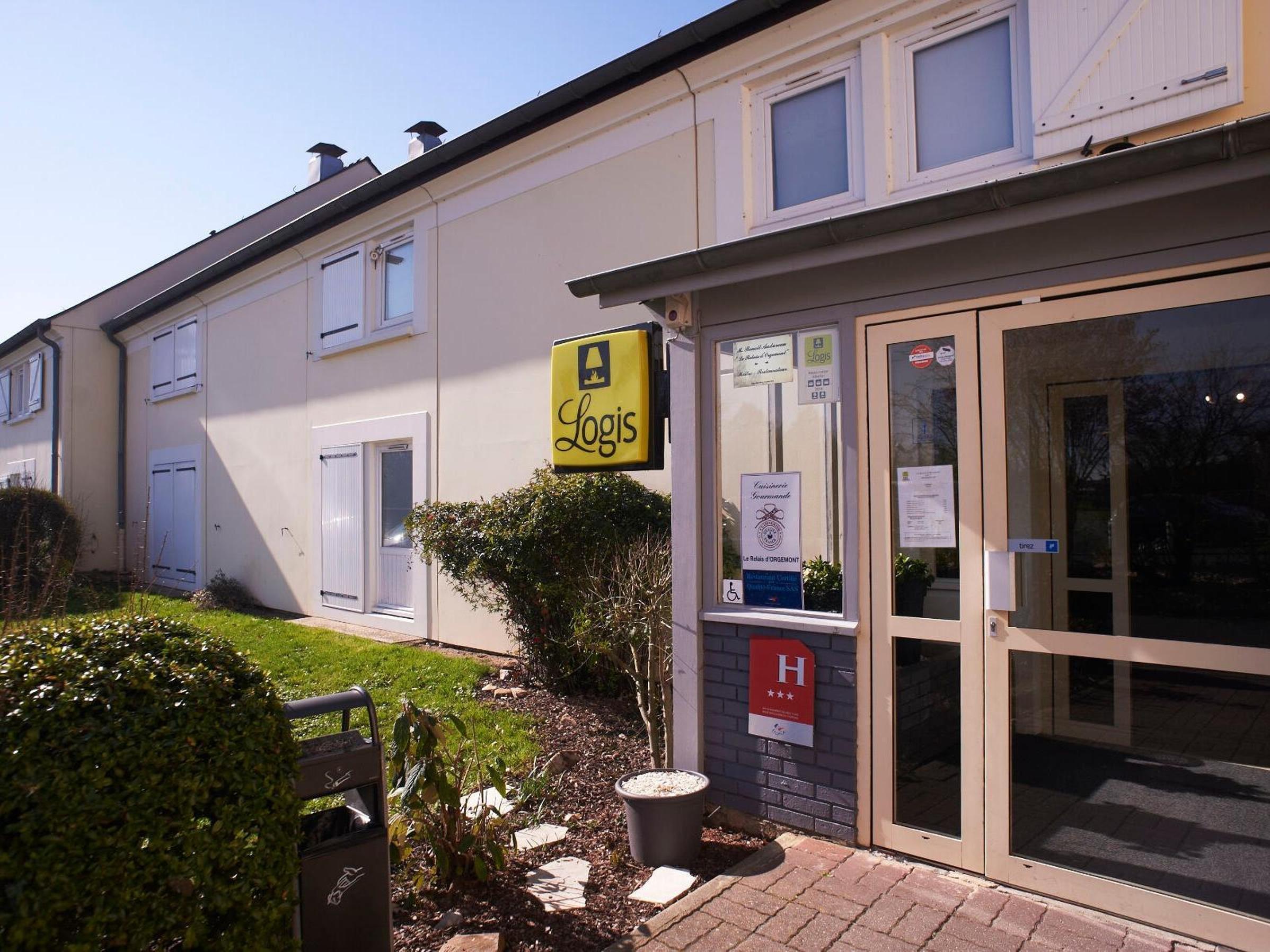 Logis Angers Sud Hotel Buitenkant foto