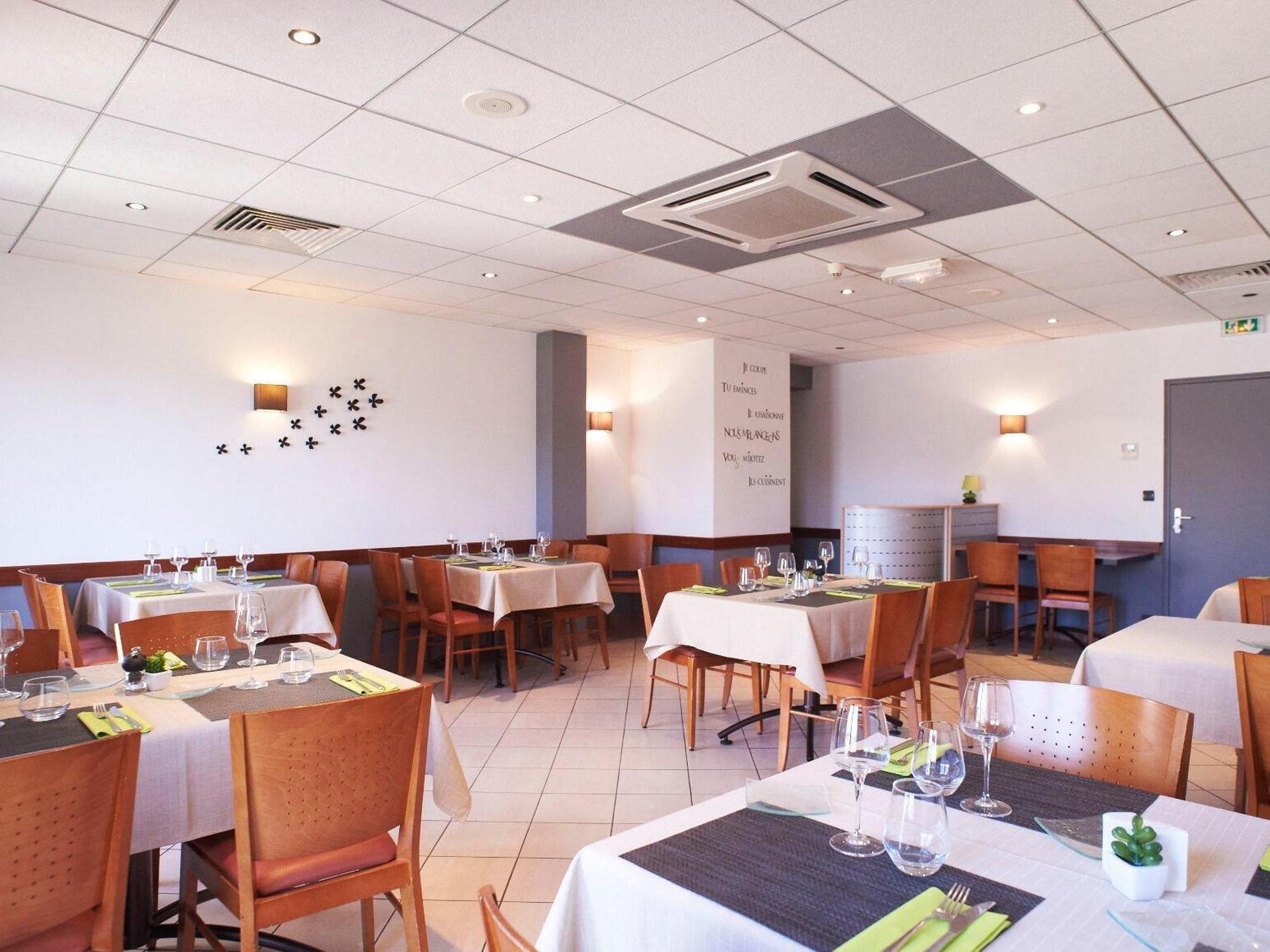 Logis Angers Sud Hotel Buitenkant foto